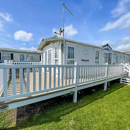 Lovely Caravan With Large Decking At Naze Marine Holiday Park Ref 17306Br ولتون - أون - ذى - ناز المظهر الخارجي الصورة