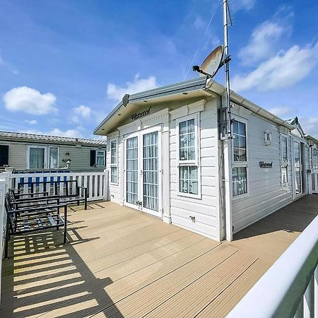 Lovely Caravan With Large Decking At Naze Marine Holiday Park Ref 17306Br ولتون - أون - ذى - ناز المظهر الخارجي الصورة