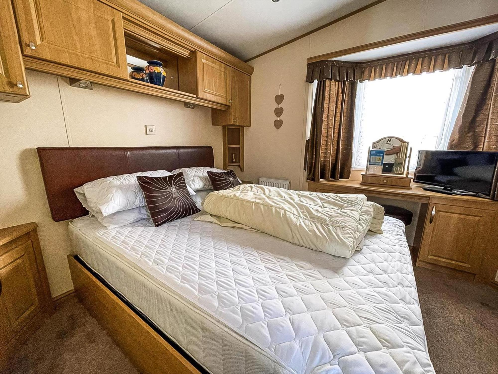 Lovely Caravan With Large Decking At Naze Marine Holiday Park Ref 17306Br ولتون - أون - ذى - ناز المظهر الخارجي الصورة