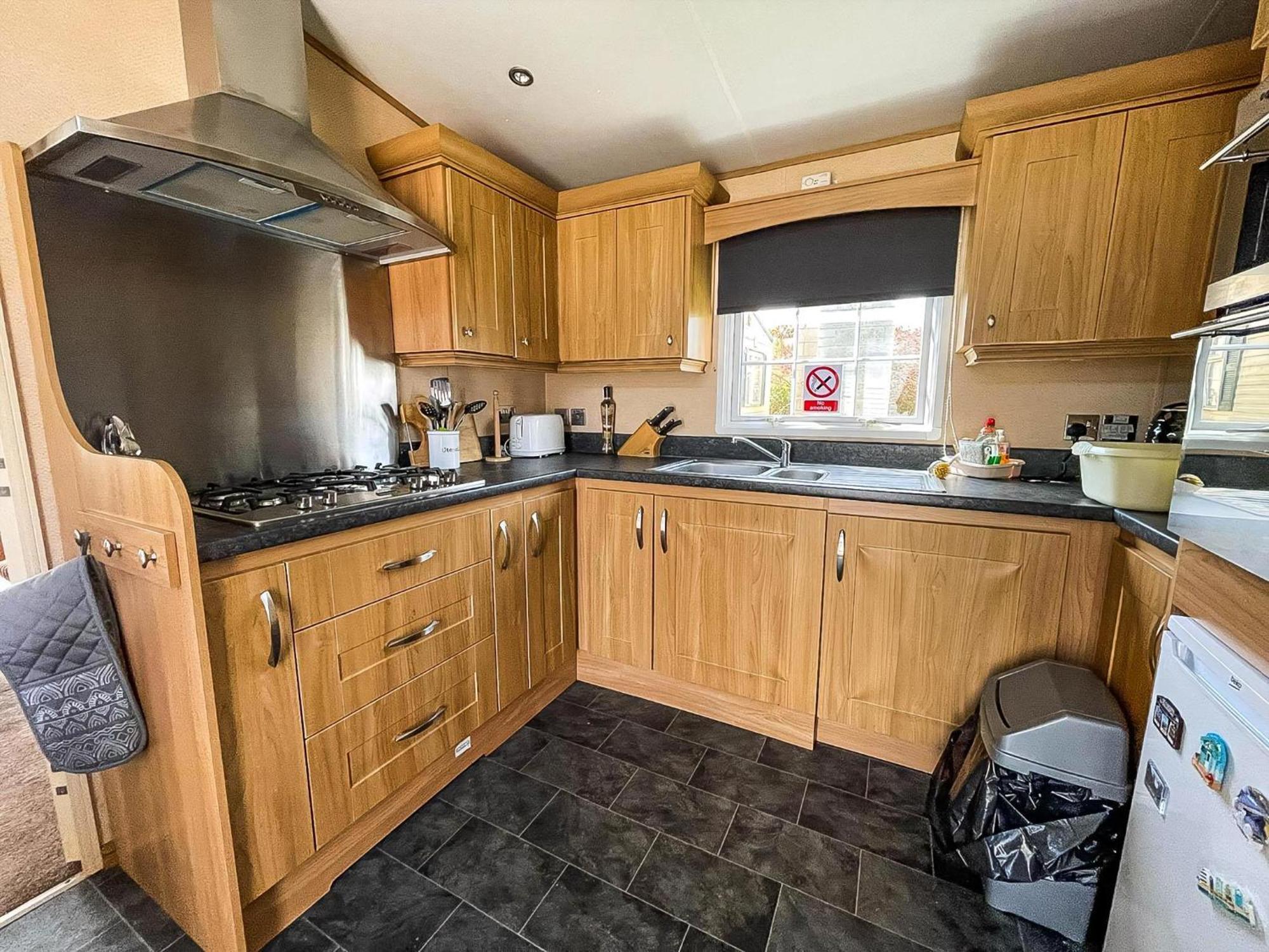 Lovely Caravan With Large Decking At Naze Marine Holiday Park Ref 17306Br ولتون - أون - ذى - ناز المظهر الخارجي الصورة