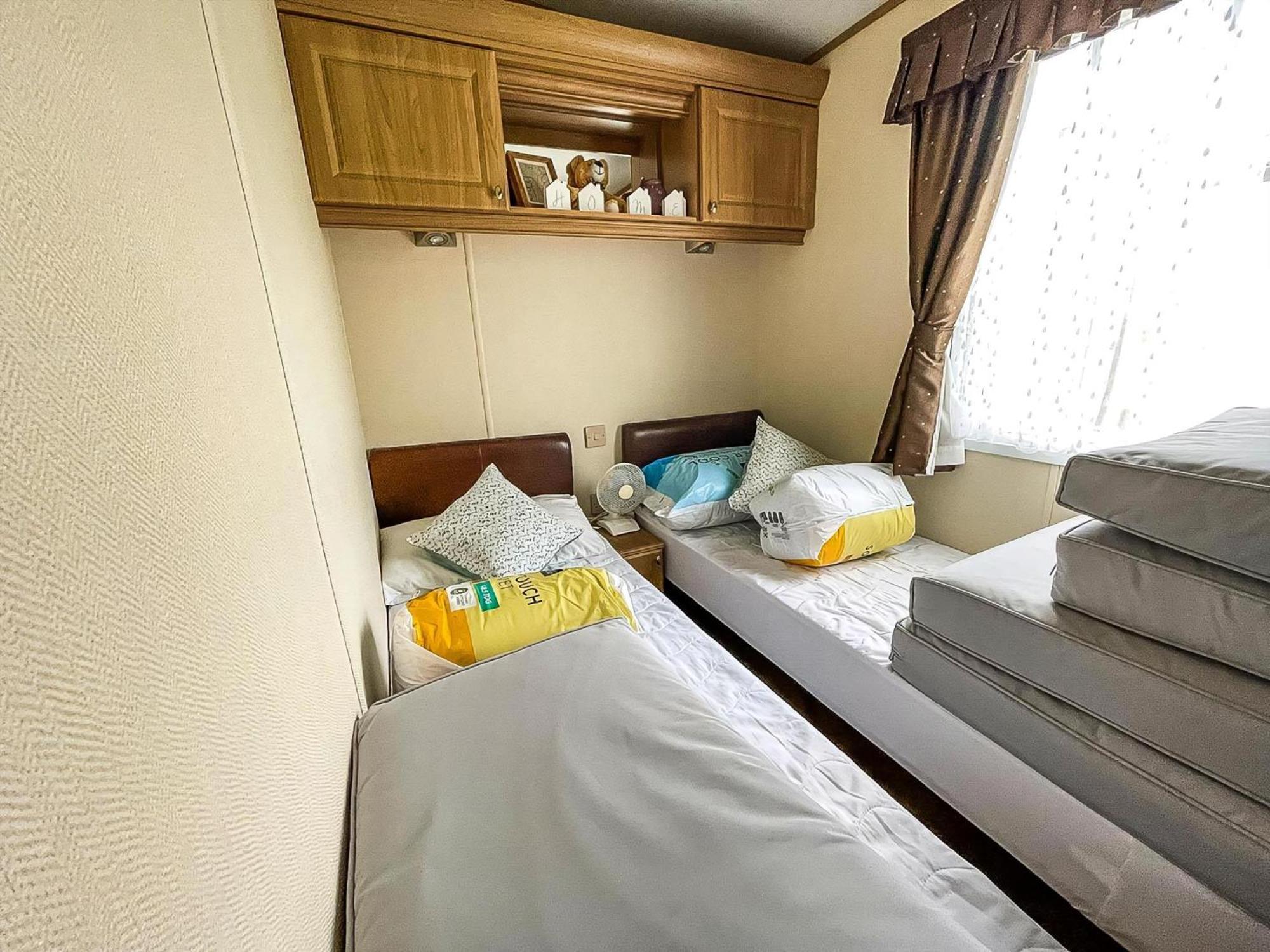Lovely Caravan With Large Decking At Naze Marine Holiday Park Ref 17306Br ولتون - أون - ذى - ناز المظهر الخارجي الصورة