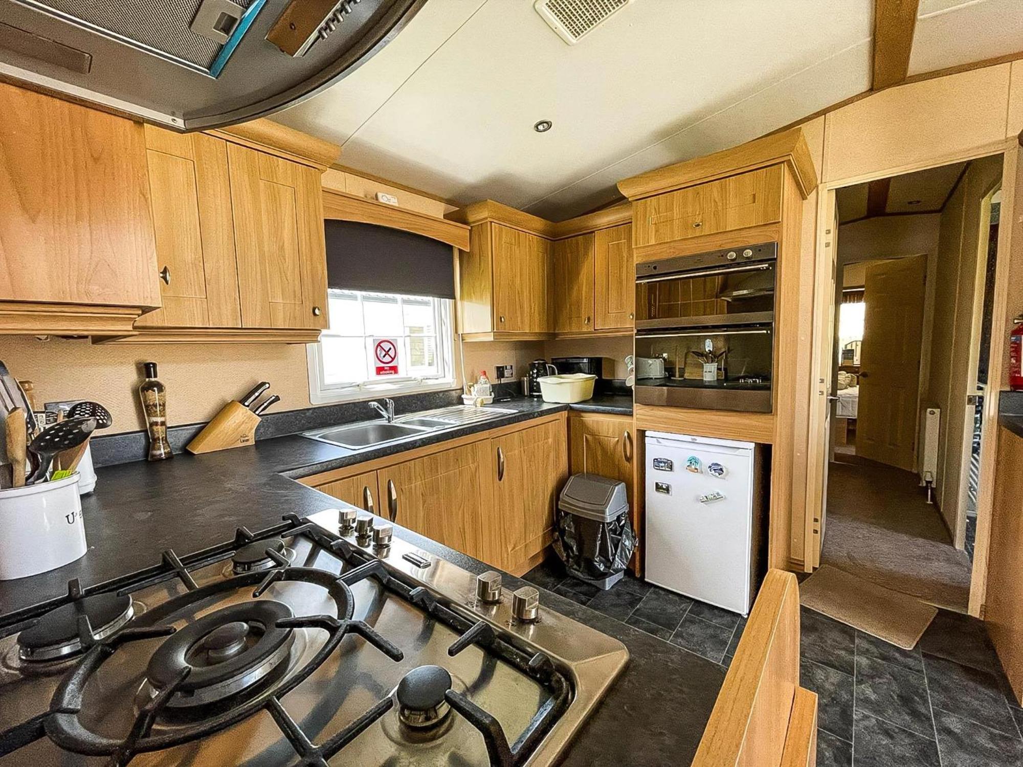 Lovely Caravan With Large Decking At Naze Marine Holiday Park Ref 17306Br ولتون - أون - ذى - ناز المظهر الخارجي الصورة